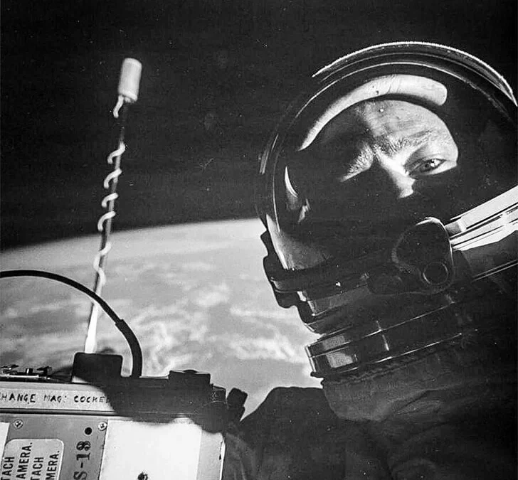 La primera selfie en el espacio